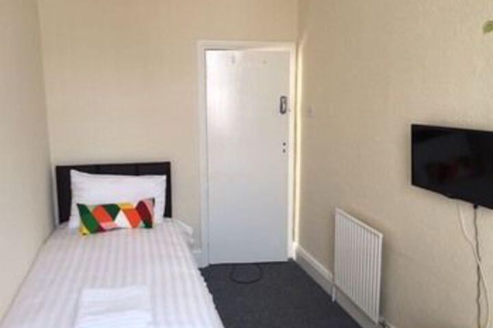Room 5 of 16