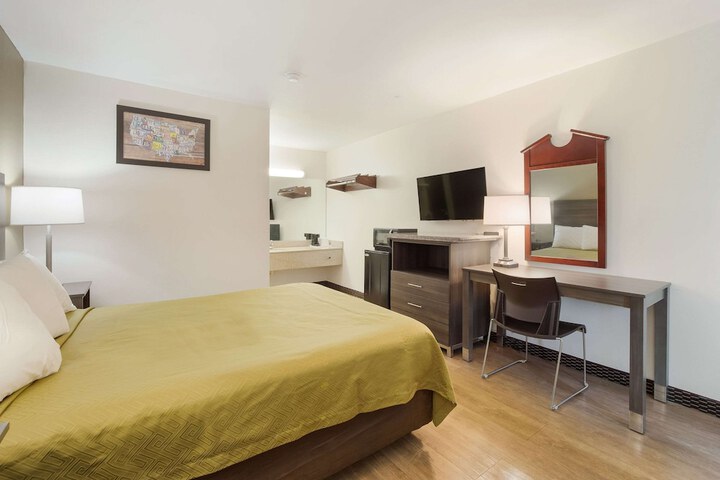 1 Queen Bed (8 of 14)