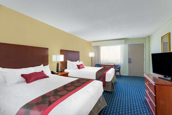 2 Queen Beds Mobility Accessible (29 of 37)