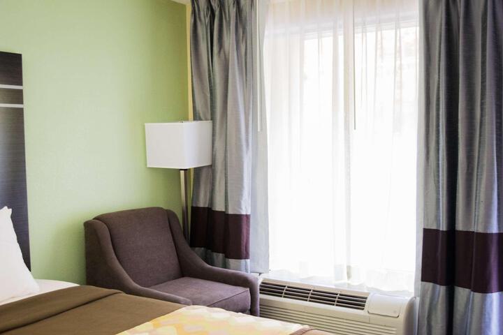 2 Queen Beds High Speed Internet Accessible Microwave and Refrigerator, Coffee Maker, Hairdryer Continental Breakfast (2 of 13)