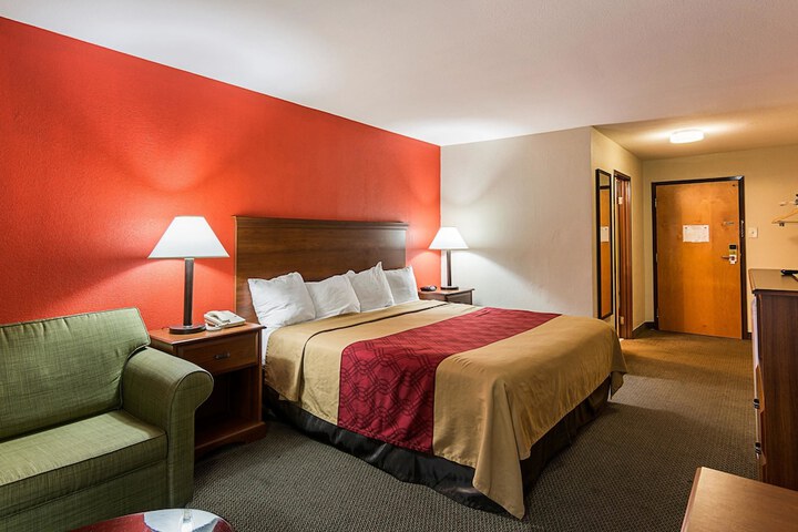 1 King Bed (2 of 15)