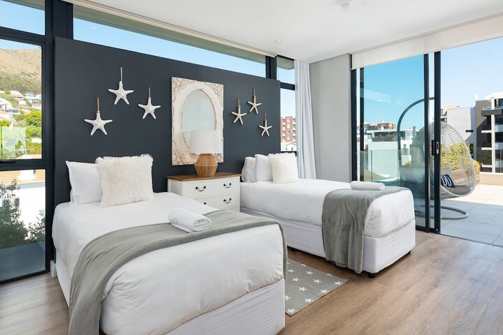 Room 4 of 32