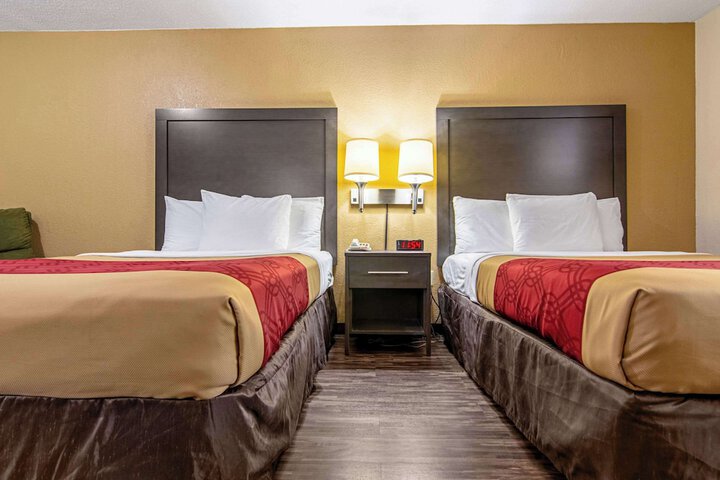 2 Double Beds (10 of 10)