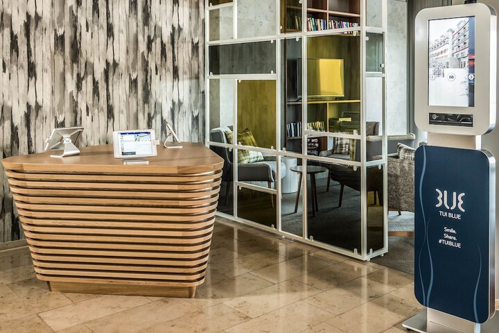 Lobby lounge