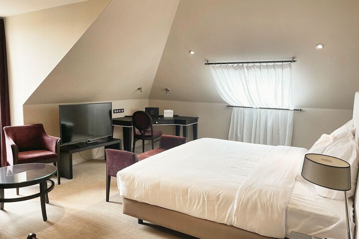 Room 9 of 37
