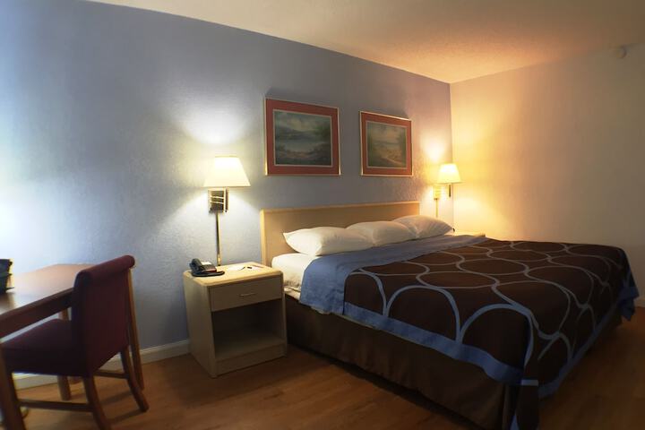 1 King Bed (2 of 17)