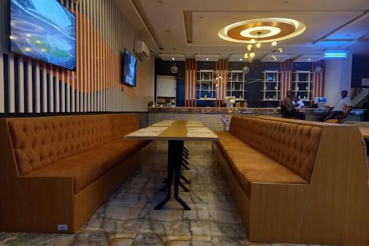 Lounge 47 of 57