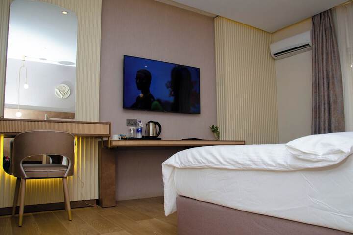 Room 6 of 16