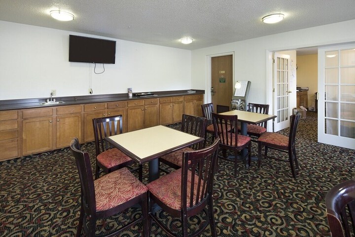 Business Center 25 of 27