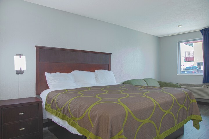 1 Queen Bed (4 of 8)