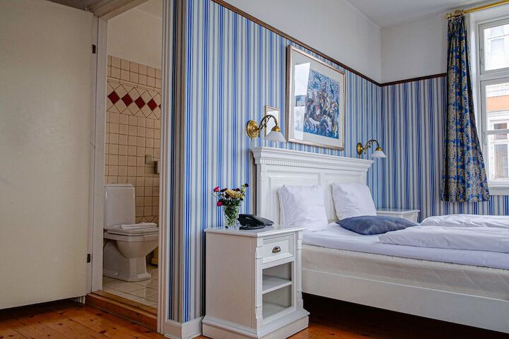 Room 32 of 214