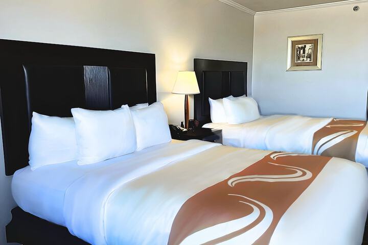 2 Queen Beds (1 of 5)