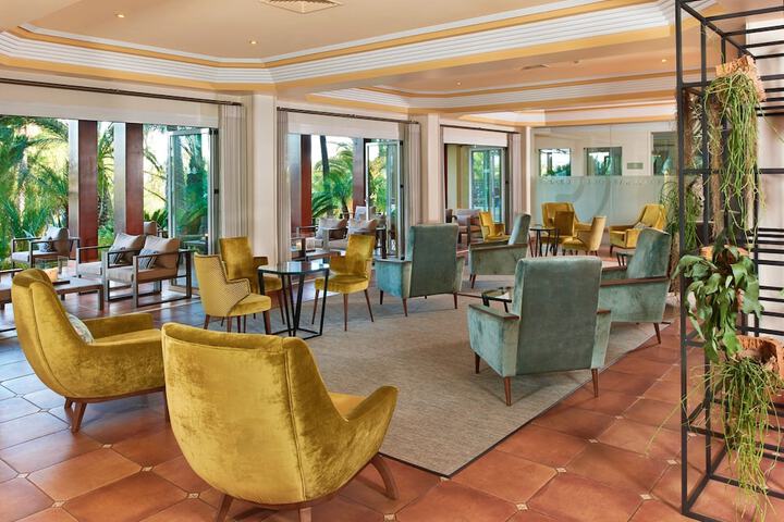 Lounge 60 of 87