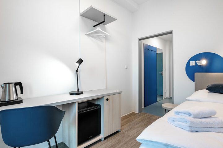 Room 7 of 12