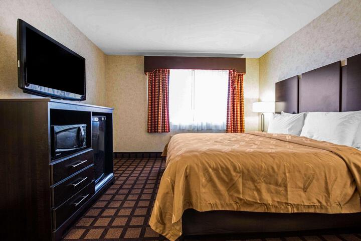 1 King Bed (5 of 17)