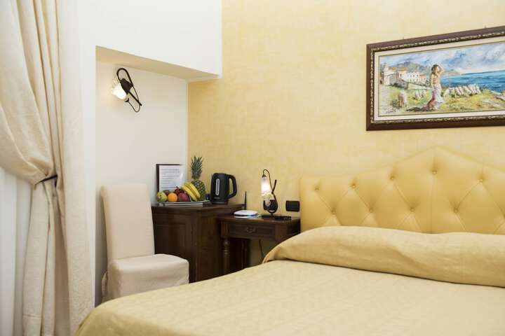 Room 25 of 221