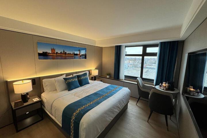 Deluxe Single King Bed (1 of 4)