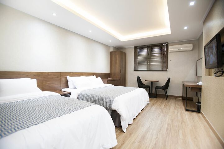 Room 15 of 119