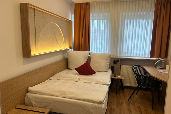 Room 13 of 33