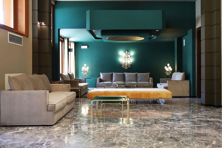 Lounge 61 of 71