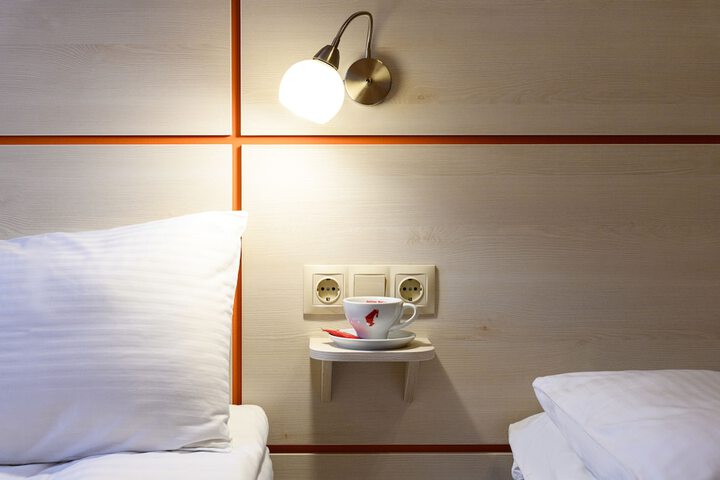 Room 4 of 95