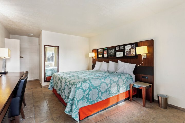 Room 3 of 10