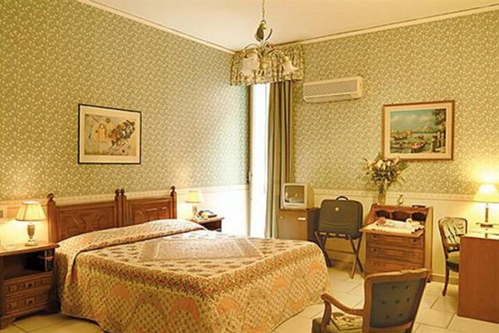 Room 9 of 34
