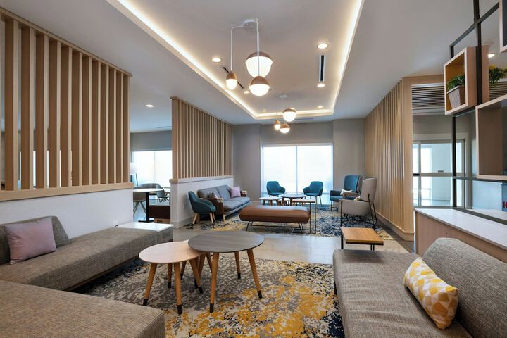 Lobby lounge