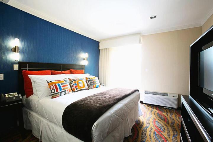1 King Bed City View (12 of 14)
