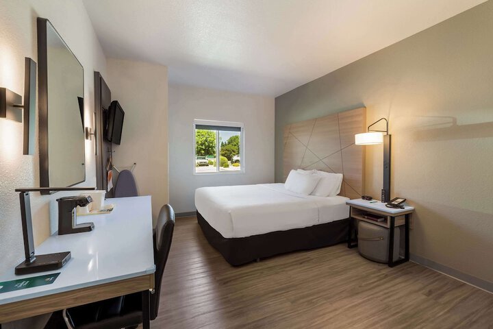 1 King Bed (2 of 15)