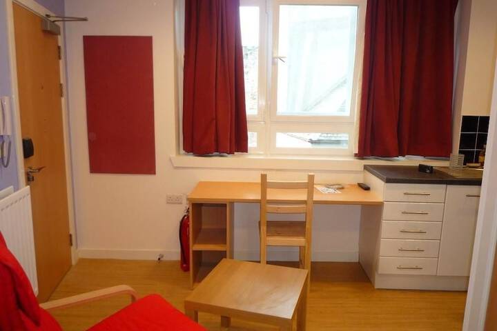 Room 9 of 18