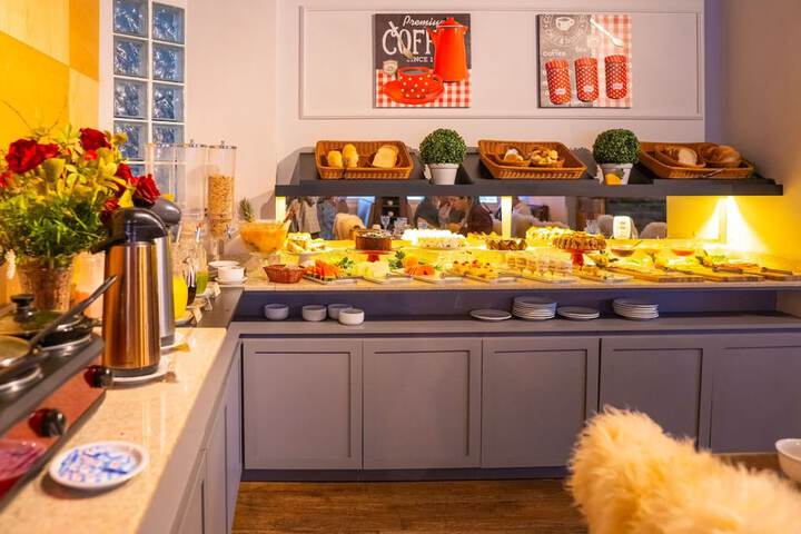 Breakfast/Coffee Service 90 of 107