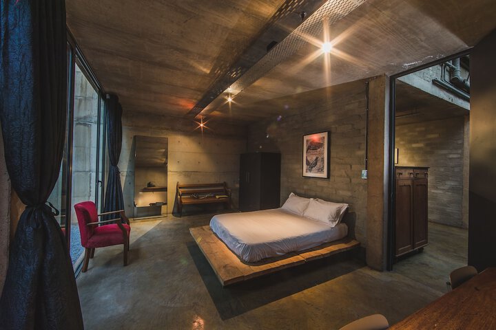 Room 6 of 10