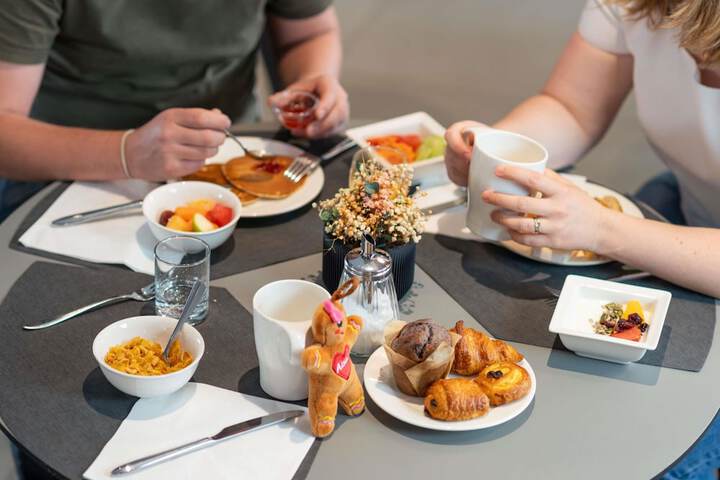 Breakfast/Coffee Service 73 of 98