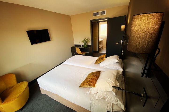Room 15 of 38
