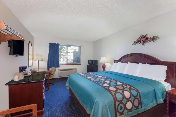 1 King Bed (2 of 7)