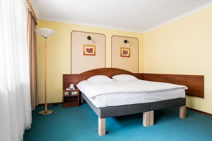 Room 10 of 32