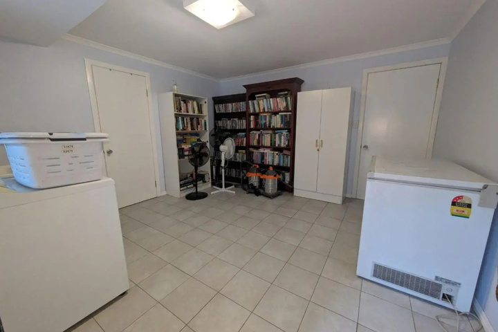 Room 10 of 16