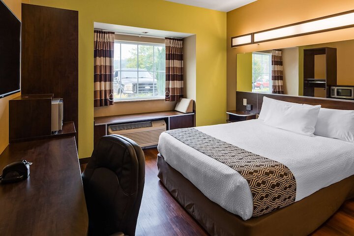 1 Queen Bed Flat Screen Television Microwave and Refrigerator High Speed Internet Accessible Full Breakfast (1 of 17)