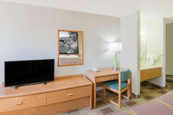 1 Queen Bed (3 of 12)