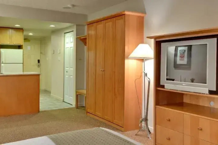 Room 3 of 8