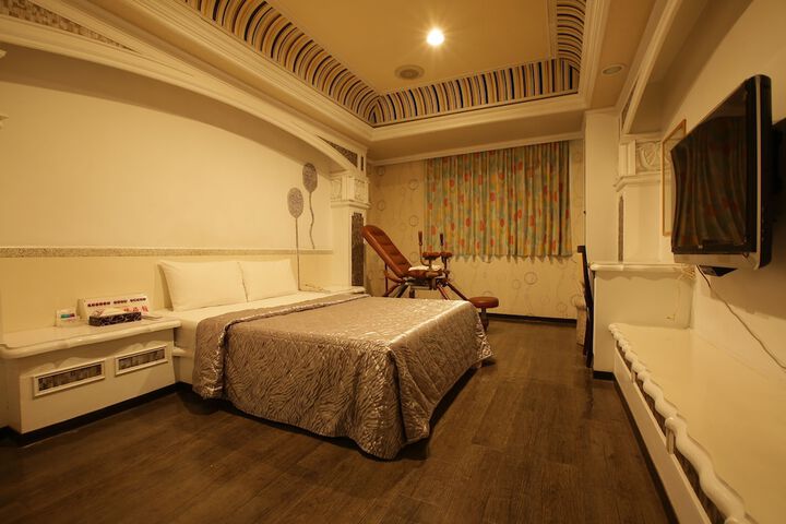 Room 12 of 27