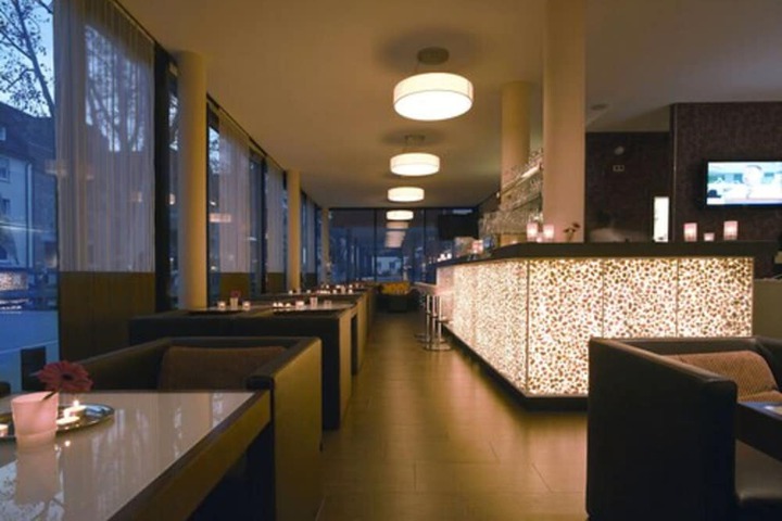 Lounge 22 of 27