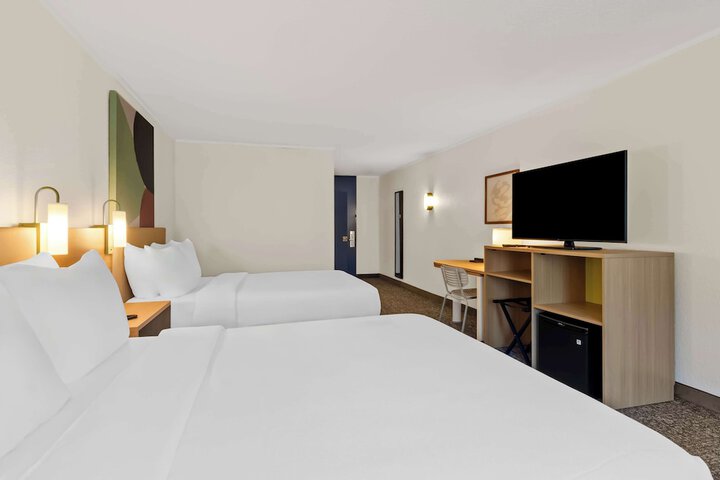 2 Queen Beds (5 of 11)