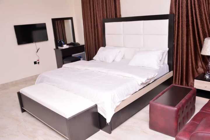 Room 4 of 9