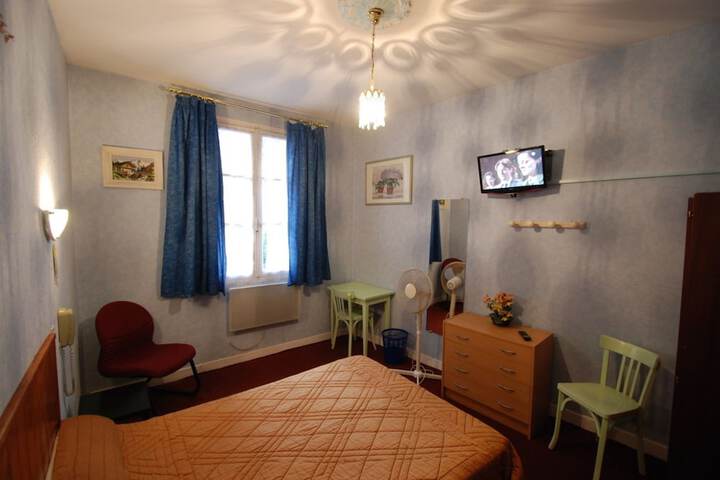 Room 5 of 16