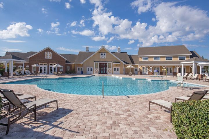 Indoor/outdoor pool