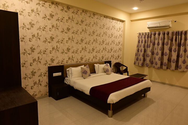 Room 4 of 77