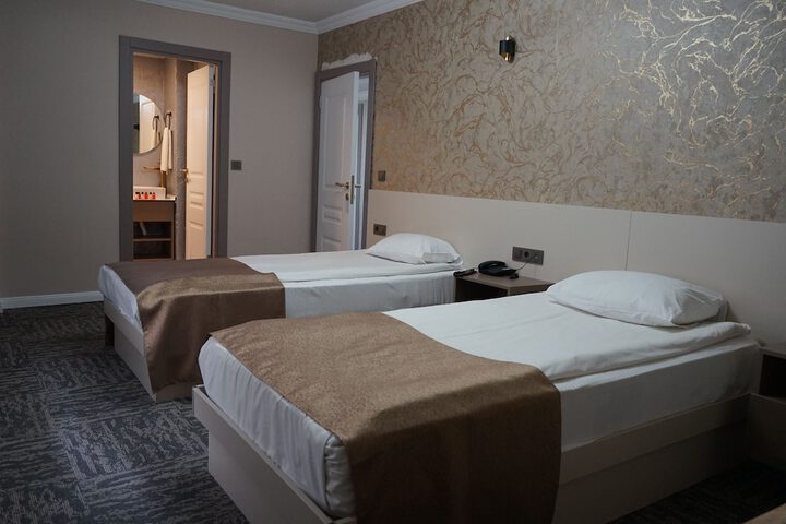 Room 13 of 32
