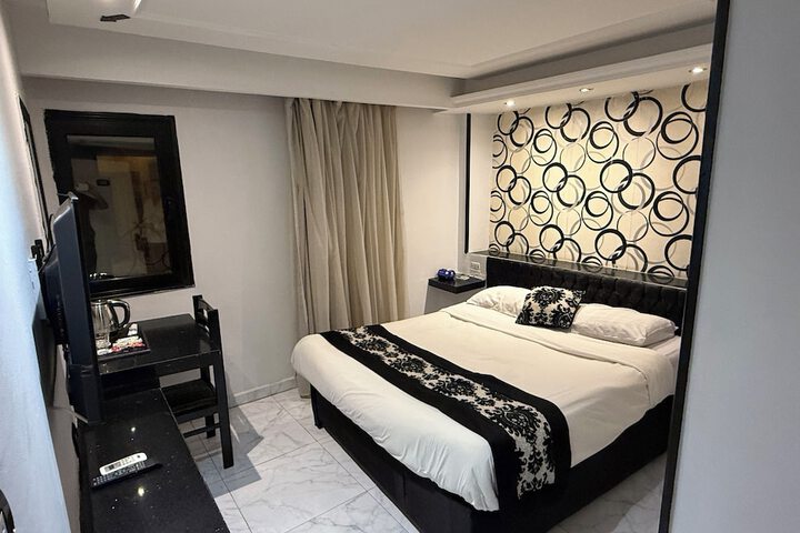 Room 13 of 36